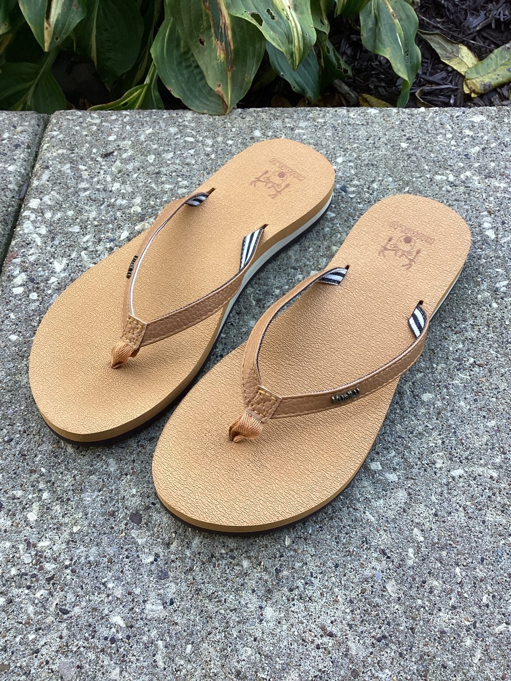 KuaiLu Women’s Tan Flip Flop Sandals Size 8 Striped Strap Lining NEW